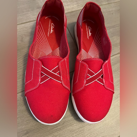 Clark’s Cloudsteppers red canvas casual slip-ons - Picture 4 of 7